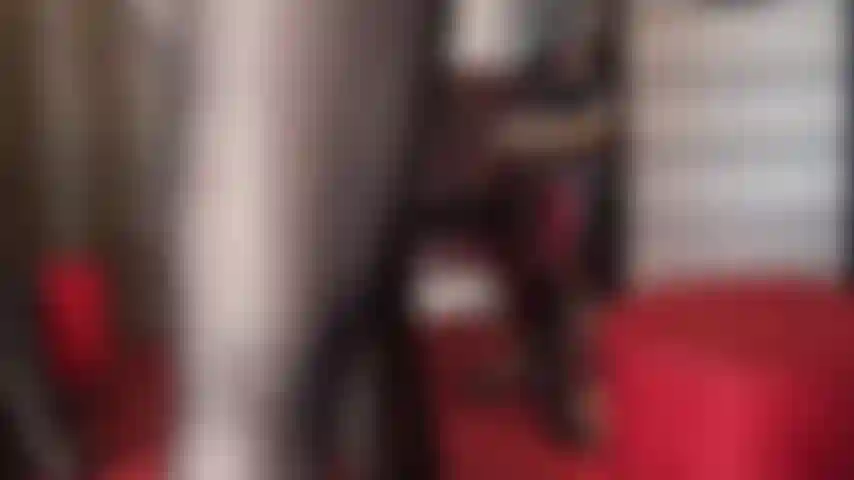 Sexy nahtstrumpfhosen sind der größte reiz für nylonliebhaber. Zu ihren wunderschönen strumpfhosen trägt die herrin ein lederkorsett und handschuhe.