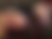 Herrin vivian neckt mit ihrem tollen hintern. Das kurze latexkleid wird kürzer … und kürzer, sodass der latexstring darunter zum vorschein kommt … küss meinen hintern!