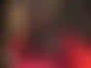 Heiße schwarze netzstrumpfhose mit naht über einer schwarzen strumpfhose, kombiniert mit schwarzen kniehohen lederstiefeln.