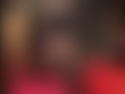 Die strumpfhose kommt herunter und enthüllt die perfekte nackte haut der herrin, ihre langen beine und ihre sexy weichen füße, die sie anbeten können.