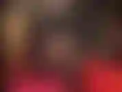 Die strumpfhose kommt herunter und enthüllt die perfekte nackte haut der herrin, ihre langen beine und ihre sexy weichen füße, die sie anbeten können.