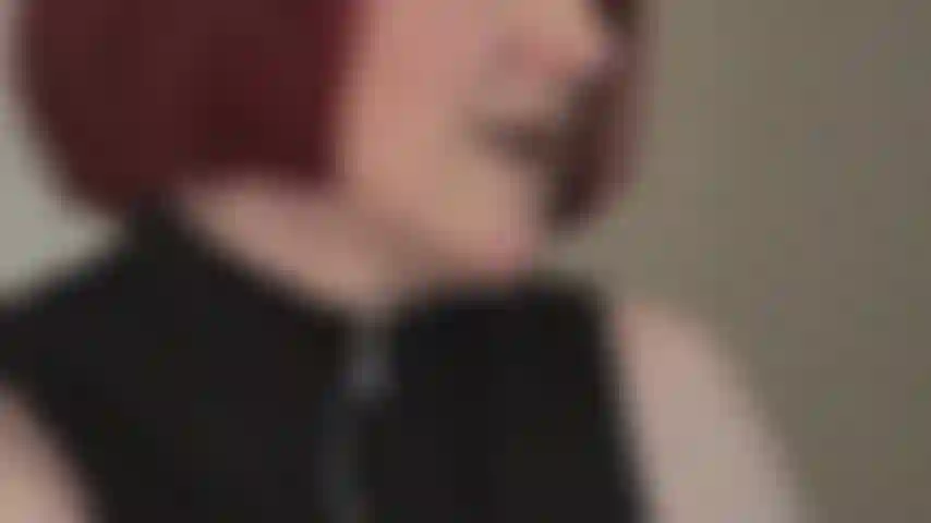 Latexfetischistin – glänzende, glatte schwarze gummihandschuhe sind ihr fetischgenuss.