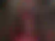 Herrin neckt die weichei-schlampe, indem sie eine auswahl ihrer hübschen höschen zeigt.