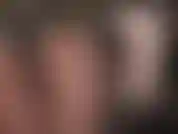 Der fantastische runde hintern der herrin in blickdichten braunen strumpfhosen und schwarzen shorts muss angebetet werden.