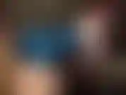 Verehre meinen heißen, in blaues latex gehüllten arsch und die glänzenden hautfarbenen strumpfhosen.