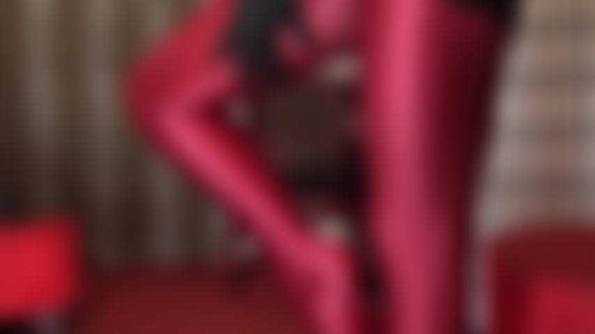 Eine rote, glänzende lycra-strumpfhose – dein kleiner penis ist erregt und tropft, während herrin vivian dich mit ihren glänzenden beinen und füßen neckt.