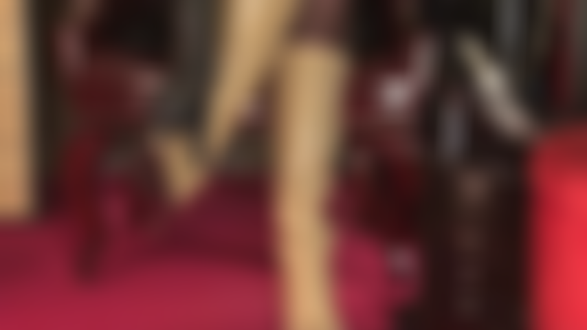 Ich verehre braune lederstiefel. Die herrin hat ihren stiefelsklaven genau da, wo er hingehört. Knie dich zu meinen füßen und bewundere jeden zentimeter meiner kniestiefel.