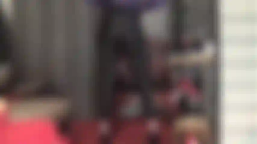 Mein hintern und meine beine machen dich schwach – schwarze spandex-leggings, ein paar tritte ins gesicht mit den schuhen der herrin, gefolgt von der anbetung von strumpfhosen und lila spitzenhöschen.