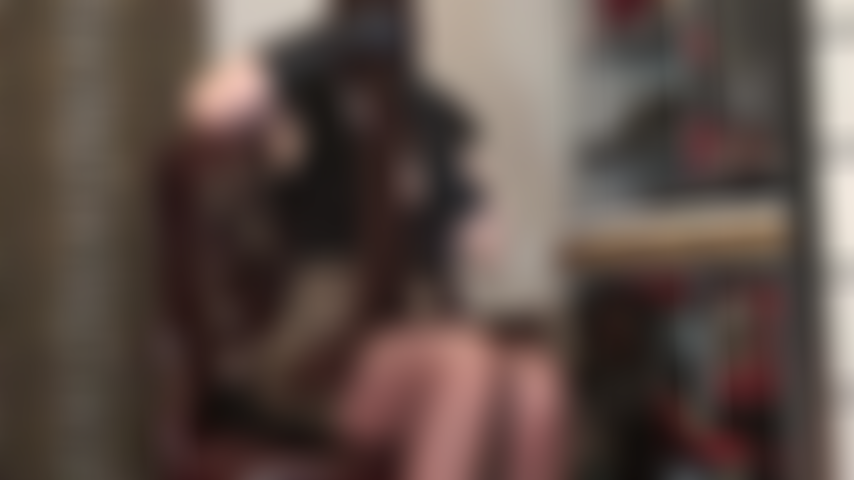 Strumpfhosenmasken-fetisch – blickdichte dunkelbraune strumpfhosenmaske und glänzende kaffeebraune strumpfhosen an den beinen und füßen der herrin.