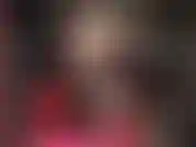 Herrin, die in spitzenstrümpfen und high heels neckt und ihren schwanz mit ihren geschickten händen und nylonzehen streichelt.