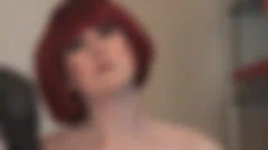 Habe einen haarkämmfetisch – ihre lieblingsperücke ist ein leuchtend roter bob, und sie lieben es, ihr beim kämmen zuzusehen.