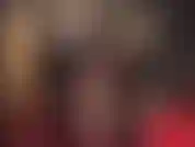 Eine hypnotisch-sinnliche latexgöttin in schwarzen, glänzenden handschuhen, einem top, durchsichtigen strumpfhosen und glänzenden fetisch-stilettos aus metall, die jeden ihrer fetische nutzt, um sie zu reizen.