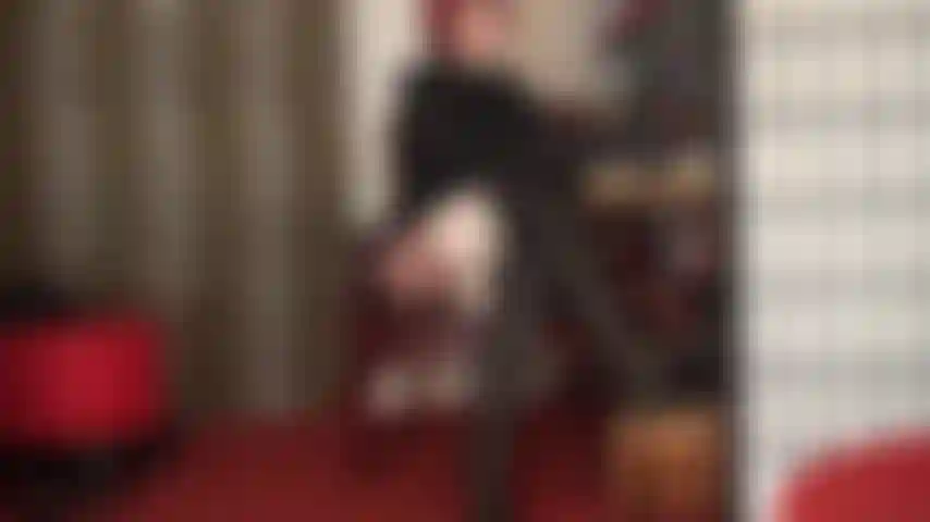 Süchtig nach meinem hintern und meinen beinen – von schwarzen lederstiefeln gepaart mit schwarzen strumpfhosen und weißen strümpfen bis hin zu glänzenden stiefeletten und goldmetallischen shorts, herrin stillt ihre sucht nach ihren unglaublichen beinen und ihrem hintern.