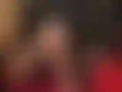 Deine glänzenden beine in hautfarbenen strumpfhosen gehören dir, und du wünscht dir, du könntest dich an ihnen reiben.