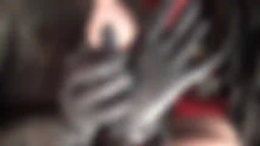 Ein fetisch-genuss mit lederhandschuhen – verehren sie ein paar wundervolle, weiche, kurze lederhandschuhe. Die herrin schlüpft hinein und wieder heraus und hält sie ihnen über den mund, während sie das berauschende lederaroma einatmen.