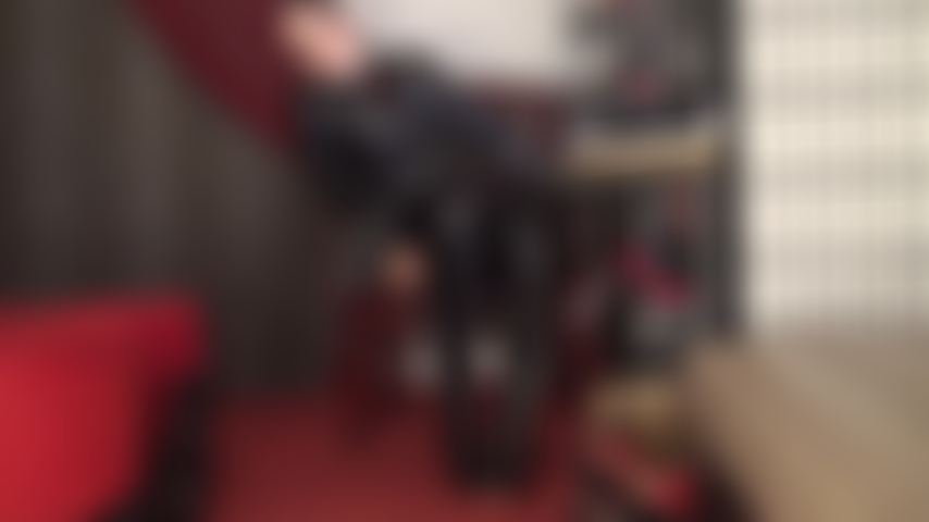 Herrin vivians stiefelhure – du kannst dir keinen schöneren ort vorstellen als unter den glänzenden lackstiefeln von herrin vivian. Um zu spüren, wie sie deinen nutzlosen kleinen sklavenschwanz massieren, treten und zertrampeln. Um dich mit ihrem köstlichen speichel direkt aus ihren stiefeln zu füttern.