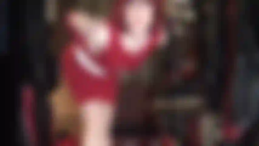 Verführerische, glänzende hautfarbene strumpfhosen und ein rotes kleid – sexy ausblicke auf den nylonzwickel und die brustwarzen der herrin.