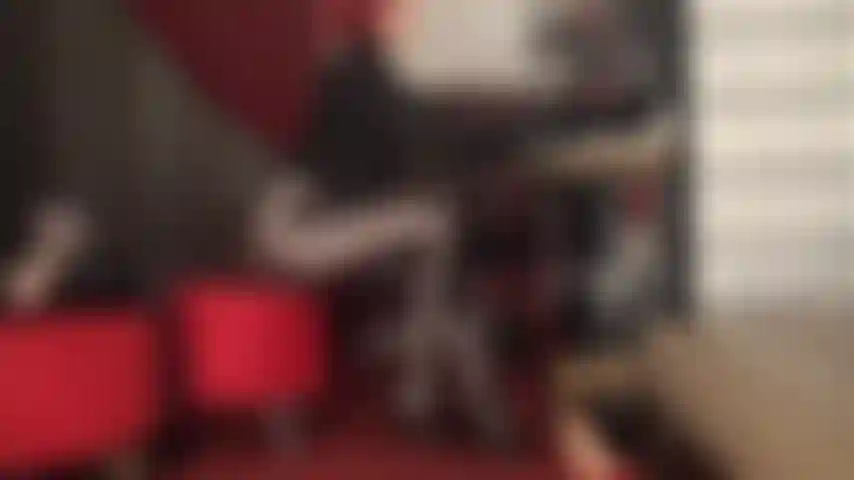 Bewundern sie die unglaublich sexy hochglanzkurven von herrin vivian in braunen, metallischen spandex-strumpfhosen.