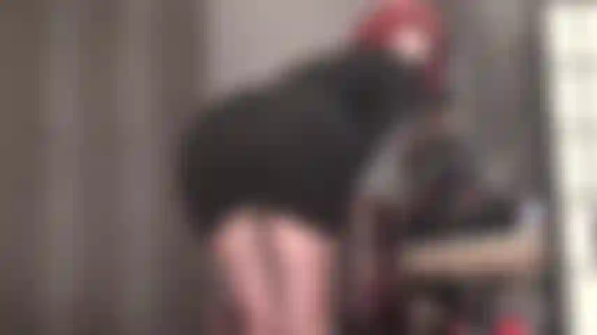 Sexy ansichten des tollen hinterns von herrin vivian in hauchdünnen schwarzen strumpfhosen mit roter naht und nackt in roten spitzenstrings.