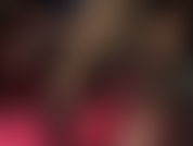 Blaues latex, spitzenstrümpfe, plateau-pumps, fußfetisch – herrin vivian in gummi und nylons kann man einfach nicht widerstehen. Dein schwanz pocht. Herrin neckt mit heels und füßen.