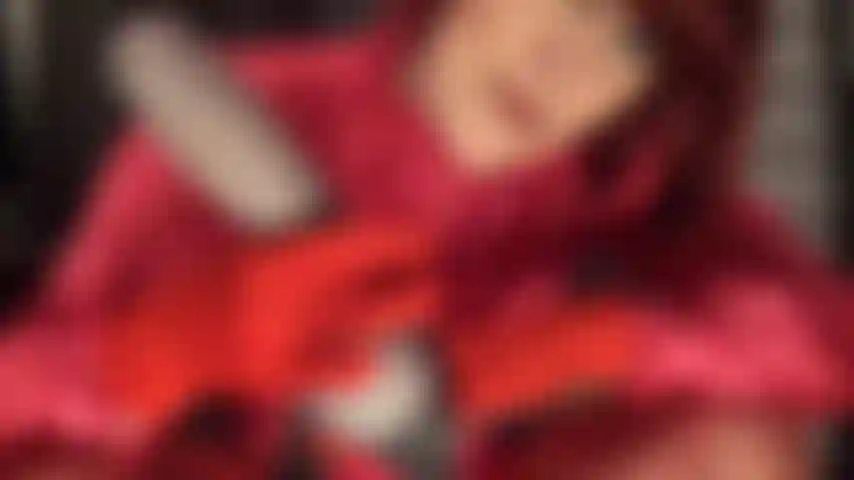 Sexy rote strümpfe und strap-on – herrin nutzt deinen schlampenmund für ihr sexuelles vergnügen. Dieser leckere große schwanz muss heute besonders tief in deinen hals!