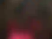 Körperanbetung im fetisch-outfit, schnürstiefeln, glänzenden satinhosen, glänzendem pvc, handschuhen und hut.