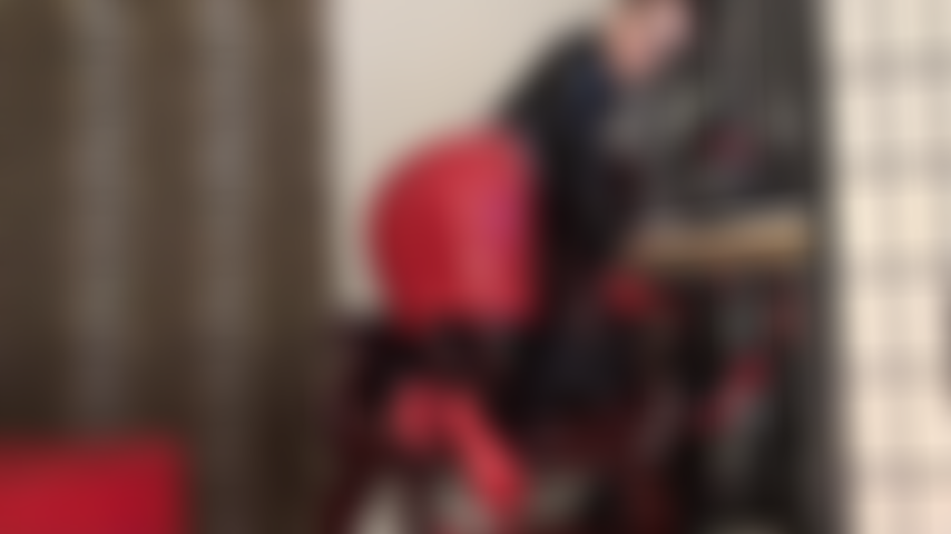 Mit meinem perfekten latexarsch im blick, atme den duft meiner füße in gummistrümpfen ein.