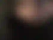 Herrin vivian mit kurzen haaren, die sie mit wunderschönen weichen lederhandschuhen neckt, die sie gerne überall spüren würden.