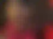 Sexy ledergöttin in einem kurzen rock, handschuhen, hohen stiefeletten mit stiletto-schnürung und einem großen schwanz, der ihnen freude bereiten wird.