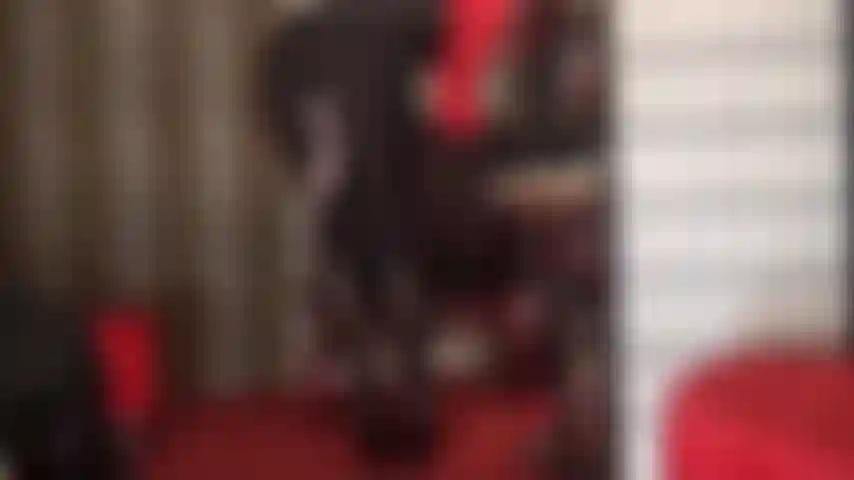 Eine strapon-herrin in leder- und spandex-leggings mit geschnürten fetischstiefeln – würde es ihnen nicht gefallen, wenn ihr schwanz in ihren hals gestoßen würde …?