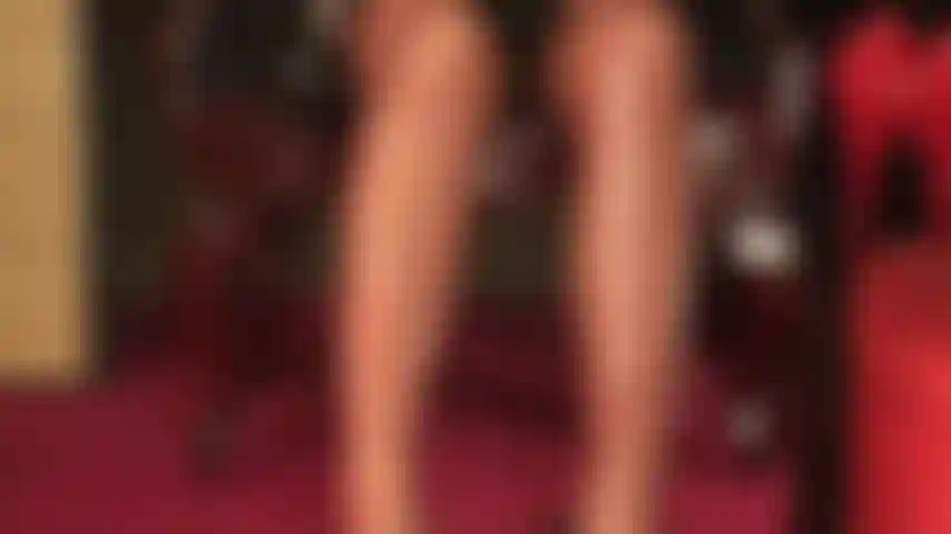 Verschwitzte nackte füße, die aus gummistrümpfen kommen. Trinke die leckere latex-fußsuppe der herrin. Fußfetisch, gummi, latexfetisch.