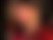 Sinnliches bein-teaser und fußfetischist in sexy schwarzen, durchsichtigen spitzenstrümpfen, peeptoes und nylonfüßen ganz nah.