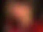 Sinnliches bein-teaser und fußfetischist in sexy schwarzen, durchsichtigen spitzenstrümpfen, peeptoes und nylonfüßen ganz nah.