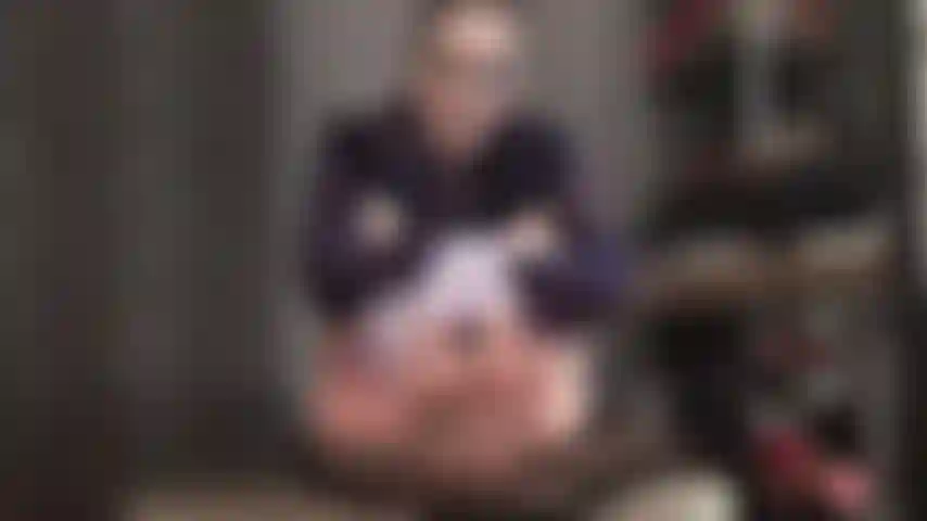 Ihre größte schwäche: die weichen und glatten nackten füße von herrin vivian – unter ihrem blick werden sie mit perfekt faltigen sohlen und kleinen zehen in versuchung geführt.