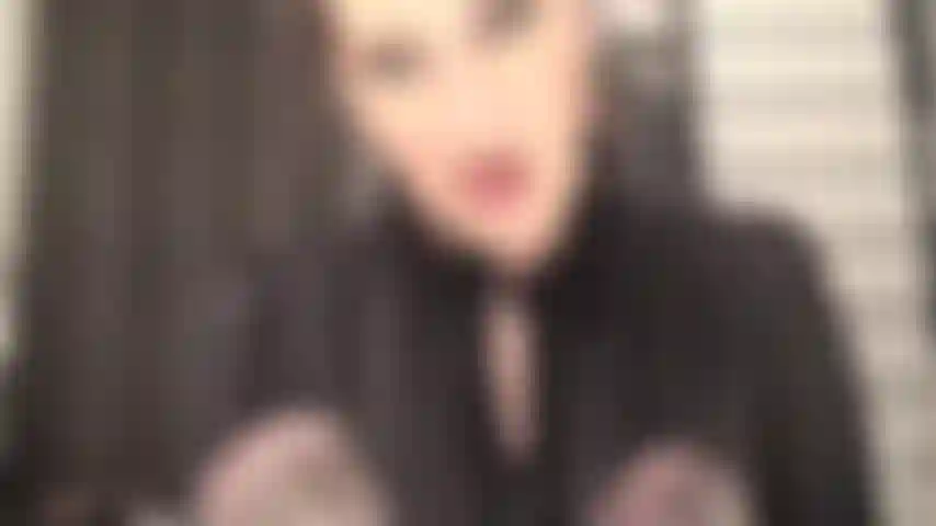 Herrin streichelt zwei mit nylon bedeckte, fleischige schwänze ... So ein reiz für dein kleines mikroschwänzchen, überwältigt von zwei riesigen schwänzen.