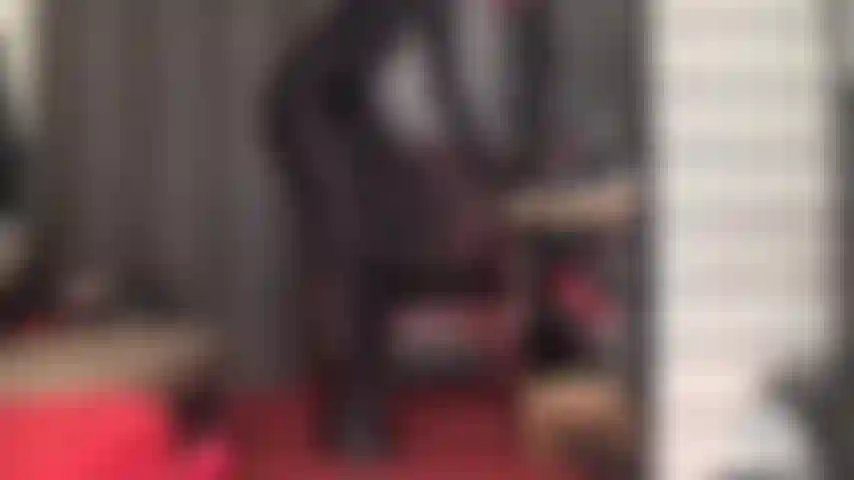 Bewundern sie die perfekten kurven ihrer göttin im hochglänzenden spandex-catsuit und im glänzenden pvc-tanga.