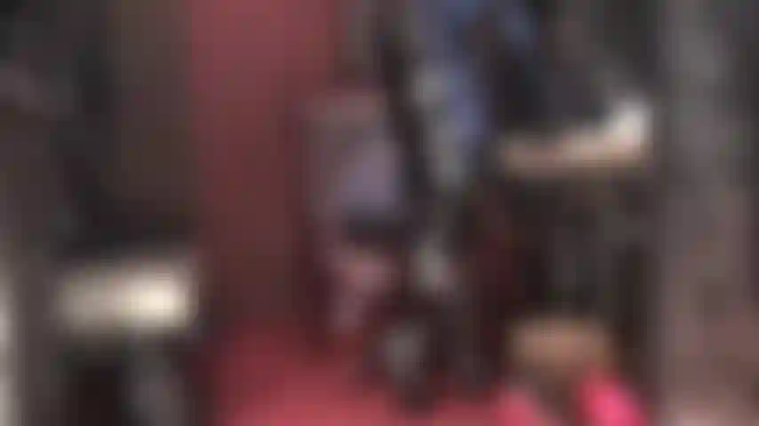 Intensive pvc-fetisch-verehrung – von kopf bis fuß in glänzendes schwarzes vinyl gekleidet, gibt sich die herrin dem fetisch hin.