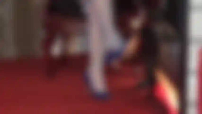 Blau ist vielleicht ihre lieblingsfarbe, aber glauben sie, sie können den anblick der beine und füße von herrin vivian in blauen nylonstrümpfen ertragen, die baumeln und glänzende blaue pumps herunterlassen?!