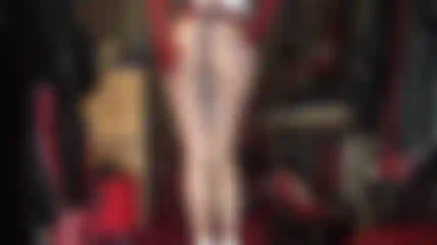 Strap-on und nylonarsch – herrin wichst ihren großen weißen schwanz von hinten, während sie dich mit ihrem glänzenden strumpfhosenarsch erstickt.