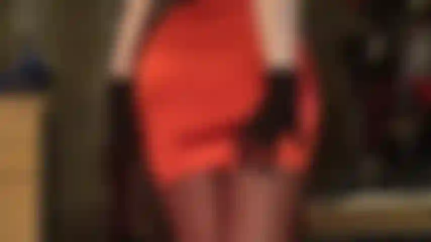 Die einen glänzenden roten satinrock und glänzende strumpfhosen liebt.