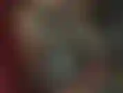 Rauchfarbene latex-catsuits.