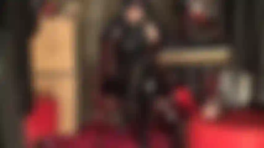 Maskenfetisch – herrin vivian probiert 2 verschiedene masken an, eine aus hauchdünnem schwarzem nylon, die andere aus spandex mit offenen augen.