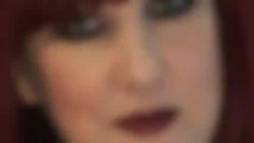 Extra glänzende dunkle lippen und verführerische augen.