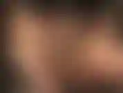 Verehre die wunderschönen kurven der herrin in glänzenden hellbraunen strumpfhosen, gestreichelt von langen schwarzen lederhandschuhen. Die herrin neckt mit dem zwickel der strumpfhose und dem sexy tanga darunter.