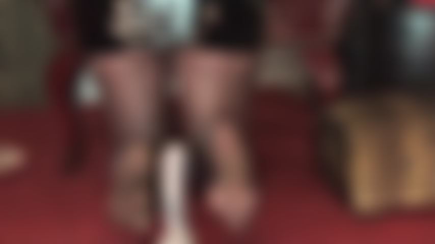 Können sie es ertragen, wenn füße aus seidigen strumpfhosen 30 minuten lang ihren sklavenschwanz bei einem umgekehrten footjob reizen?