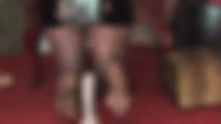 Können sie es ertragen, wenn füße aus seidigen strumpfhosen 30 minuten lang ihren sklavenschwanz bei einem umgekehrten footjob reizen?