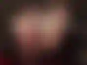 Herrin vivian streichelt ihren großen weißen schwanz und zeigt dabei ihre sexy nackten füße.