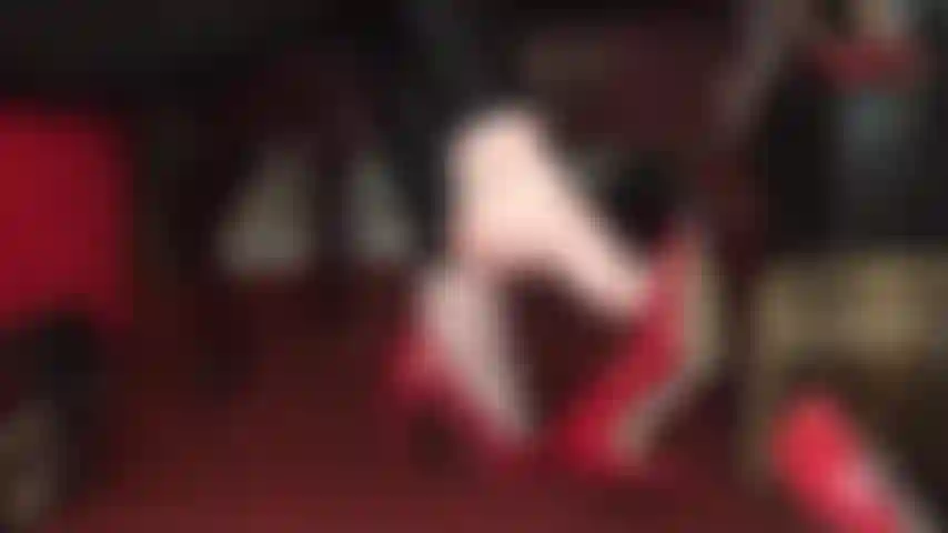 Barfuß in high heels, baumelnd, mit schuhdip – ein fußfetisch-teaser par excellence.