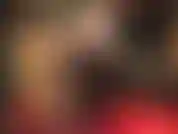 Glänzende strumpfhose mit einer lage spitzennaht und schwarzem strapon – strapon-dominanz-teaser in bh und höschen mit lagen glänzender nylons und großem schwarzen schwanz.