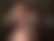 Schnüffel an meinen nackten füßen. Herrin reibt ihren leckeren, verschwitzten fuß über dein ganzes gesicht und schiebt ihn dir in den mund.